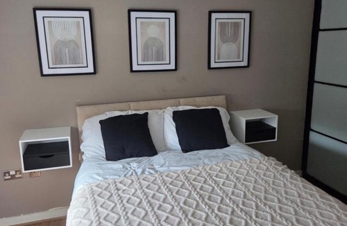 Wolverhampton Apartment | Wolverhampton Apartment with Free Parking 1 minute from the train station