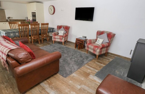 Crosswell Cottage | Y BEUDY, romantic, with hot tub in Newport, Pembrokeshire