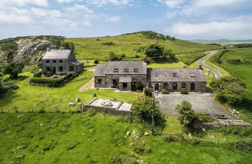 Goodwick Cottage | Y Bwthyn, Fishguard - Three Bedroom Cottage, Sleeps 6