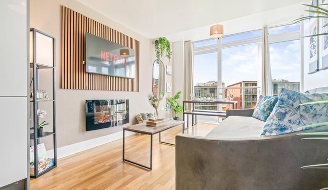1-bed Apartment, Sleeps 6 With Balcony View in West Midlands