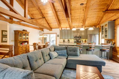 1 Mi to Heavenly Resort: Cozy Home w/Deck!