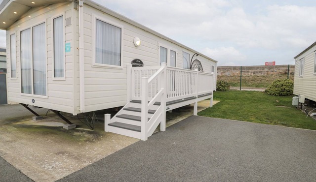 11, BEACHFIELDS, pet friendly, country holiday cottage in Kinmel Bay