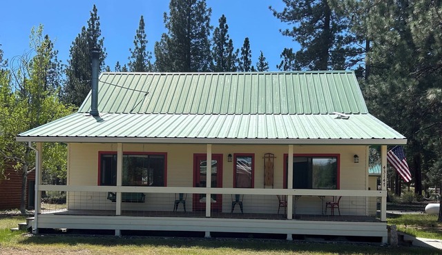1950's themed cute and cozy cabin in Old Station.