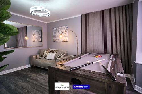 2 BDR House By Prospergress Property Short Lets & Serviced Accommodation Coventry 5 minutes walking from Arena Shopping Park and Coventry Building Society Arena Stadium With Self-Check-In, Free Parking and Large Garden & Patio, Pool Table and Games