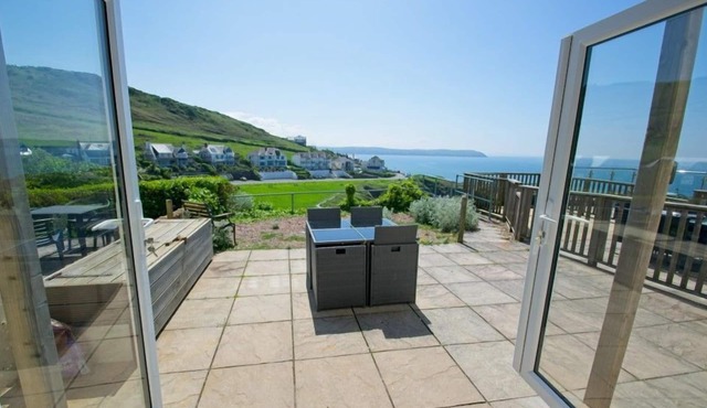 2 bed apartment close to Combesgate Beach with outside space and seaviews
