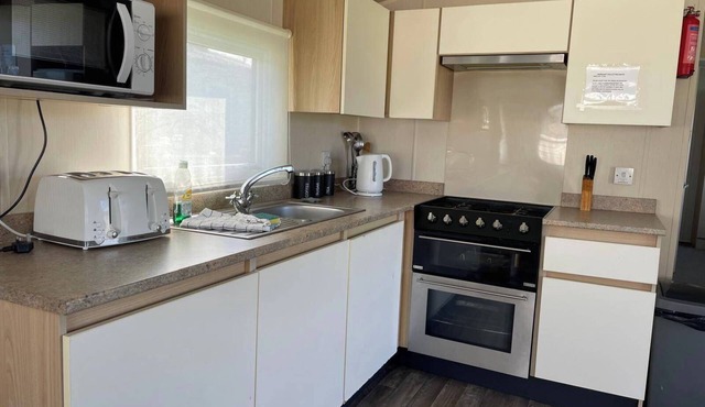 2 Bed Caravan - Sleeps 6 - Pets - Pool - Parking