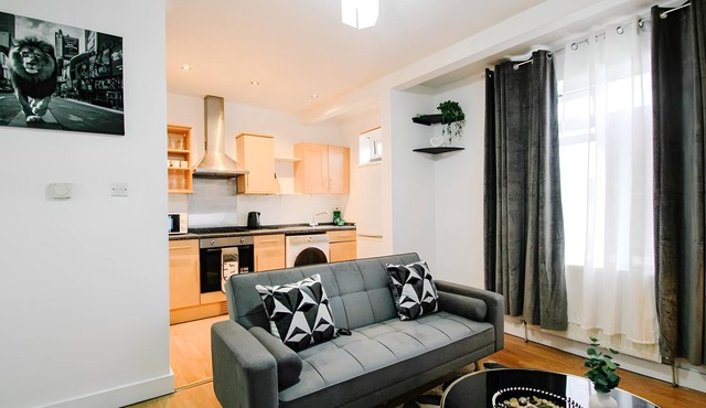 2 bed Crew House Southampton Docks with Parking