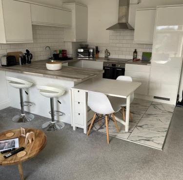 2 bed- walkable train and beach apartment