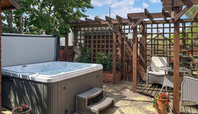 2 bedroom accommodation in Overseal