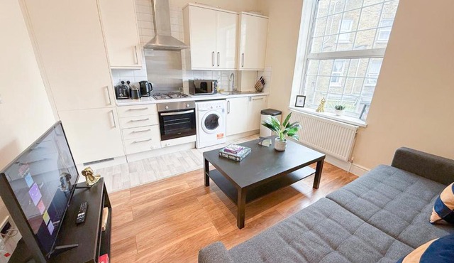 2-Bedroom Hammersmith Flat with WiFi, washer, dryer near Shepherds Bush & Westfield London by Staylio London