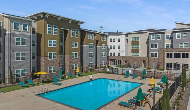 2 Br Apartment w/ Pool+Tanning+Gym+BBQ+Firepit