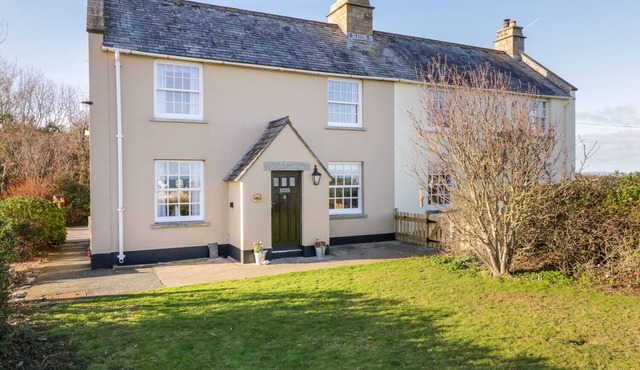 2 OLD COASTGUARD HOUSE, pet friendly, with open fire in Beaumaris