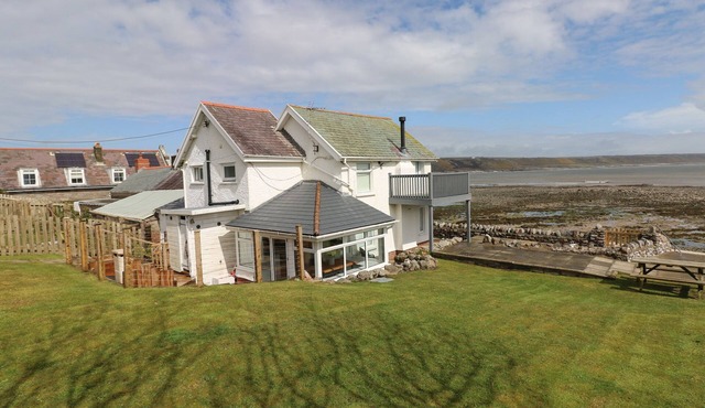 2 SALT COTTAGE, pet friendly, character holiday cottage in Port Eynon