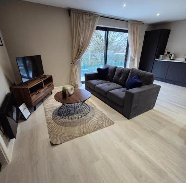 #23 Lux stylish 2 bed 2 bath with balcony NEC n12 - Sleeps 4 - "Perfect for contractors and Families - Free Parking"