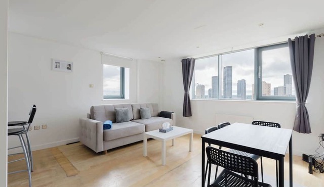 2BDR Flat with Skyline Views in East London