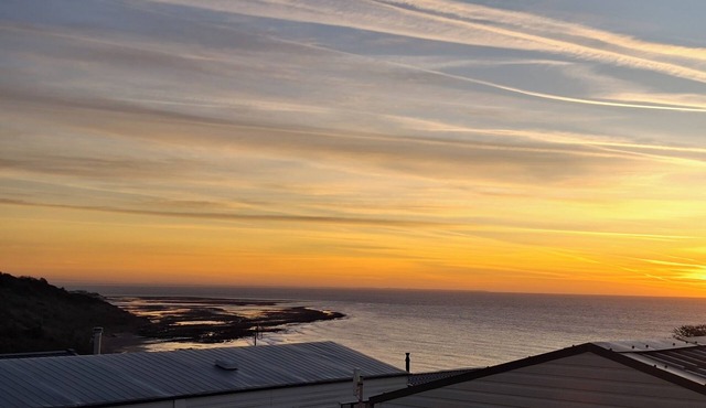 2Bed-Cabin Sleeps 4, WiFi, Free Parking, Sea Views