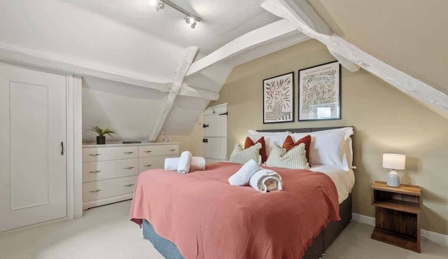 2BR Cosy Loft in Cotswolds w/Parking Spring Offer