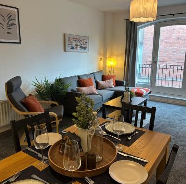 2BR Luxury Apt in Cathedral Quarter
