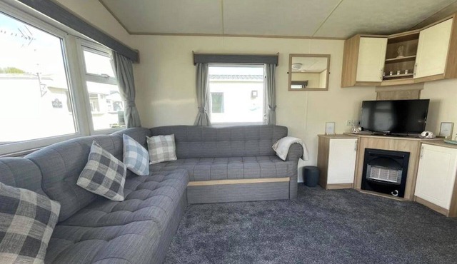 3 Bed Caravan Sleeps 8 - Parking, Bbq, Pool