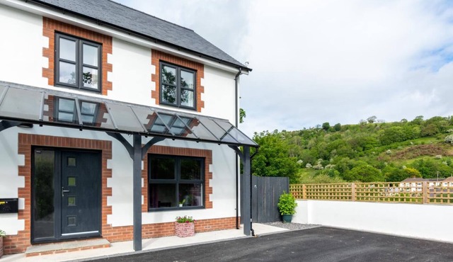3 Bed in Llanfynydd (oc-pw9215)