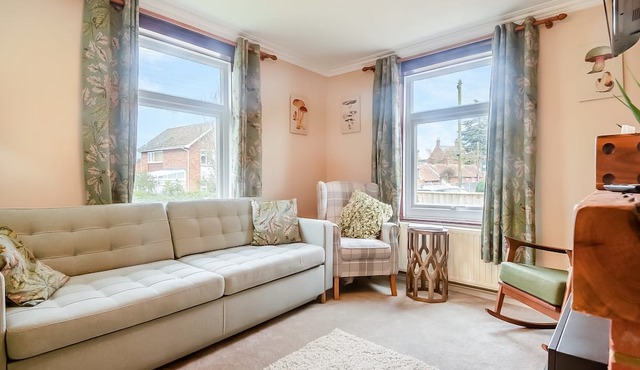 3 bedroom accommodation in Chelmondiston