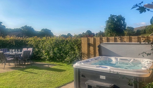 3 bedroom accommodation in Thornhill, Hope Valley