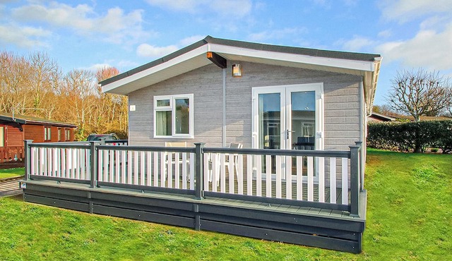 3 bedroom accommodation in Milford-on-Sea, Nr Lymington