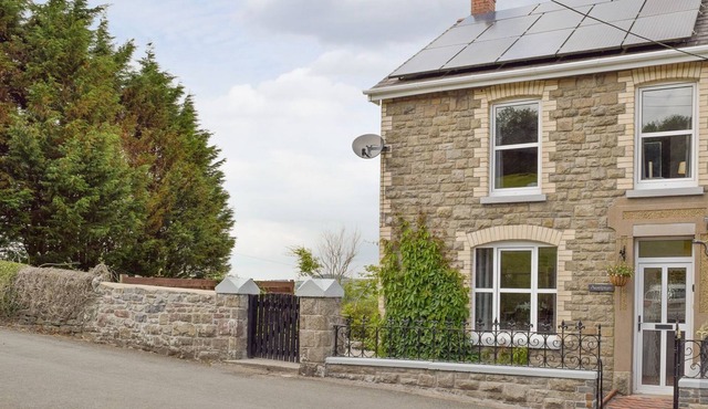 3 bedroom accommodation in Llandybie, near Llandeilo