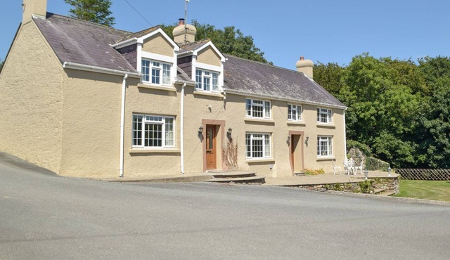 3 bedroom accommodation in Camrose