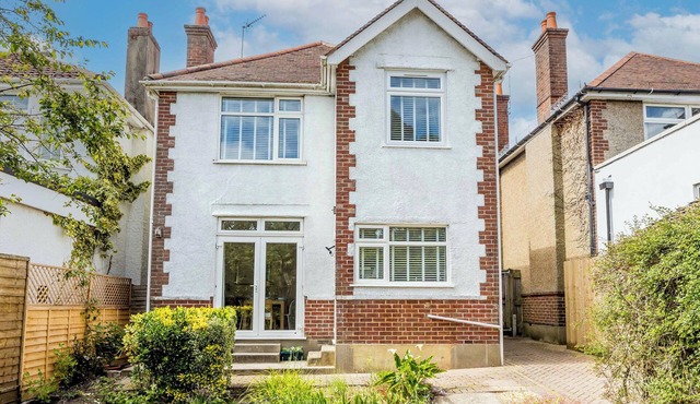 3 bedroom accommodation in Poole