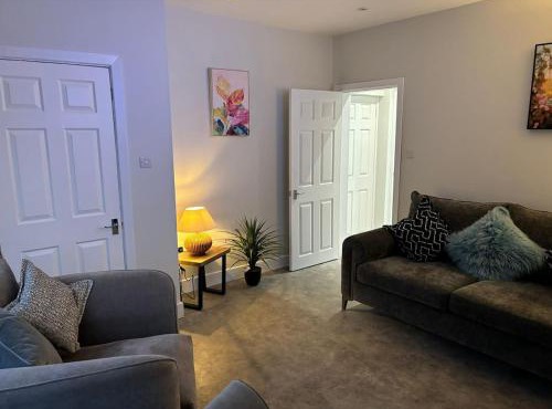 3 Bedroom home, with 4 beds, parking, walk to station & town centre families and business visitors welcome