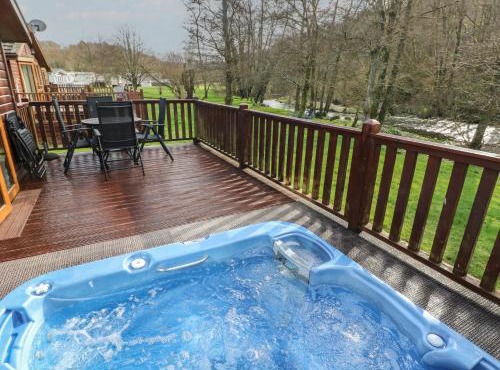 3 Riverside Lodge