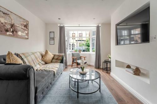 3BR Home Parking WiFi Manchester Sleeps 8
