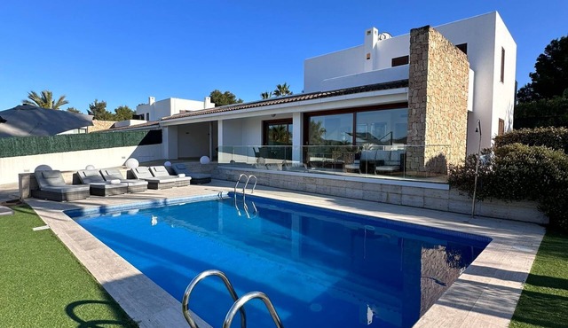 4 bedroom villa, 3 bath with private pool, sea view and enclosed gardens.
