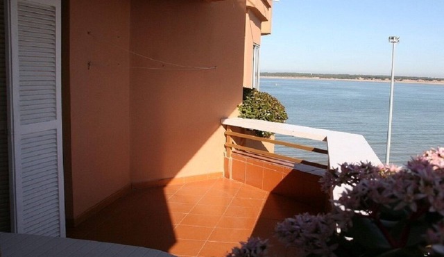 4 bedroom apartment. 1st line of beach.