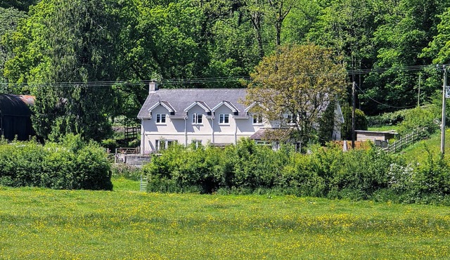 4 bedroom accommodation in Llandeilo