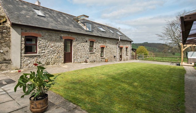 4 bedroom accommodation in Crugybar, near Llandeilo
