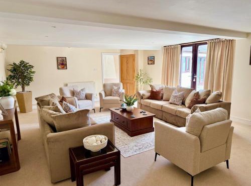 5 Bed, LARGE Luxury Barn, Sleeps 8 Dogs Welcome WITH CYMRU HOLIDAYS