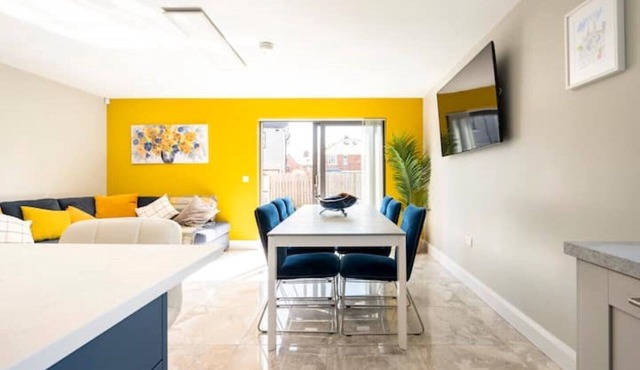 5 bed Spacious Luxury With Free Driveway Parking, Superfast Wifi, Close to City