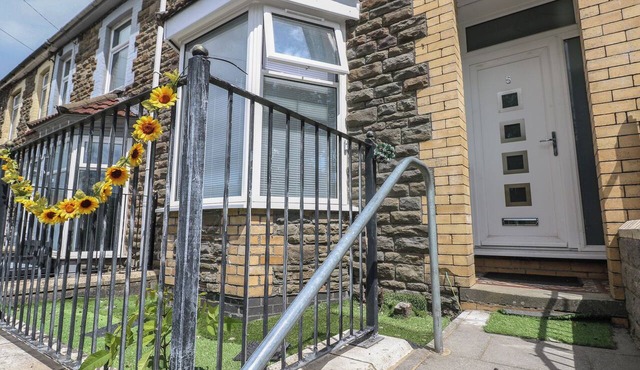 5 GELLI TERRACE, pet friendly, with a garden in Caerphilly