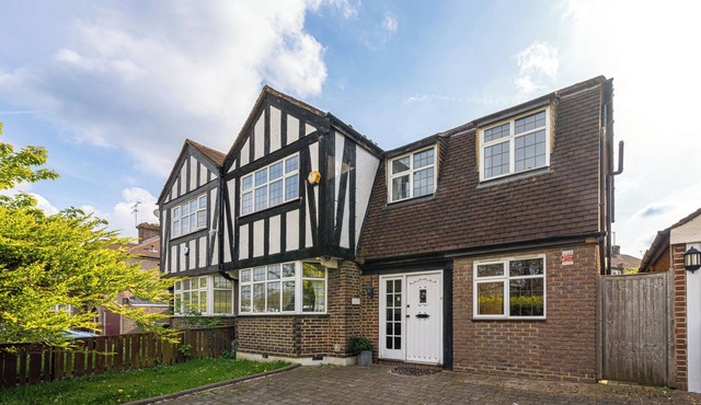 5 Minutes walk from Barnet Underground , Lovely 5 bedroom House with Office !