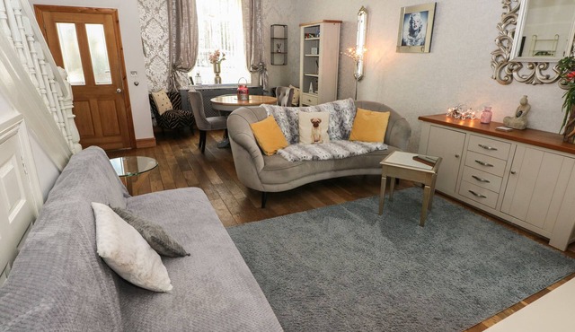5 PONTARDULAIS ROAD, pet friendly, with hot tub in Llangennech