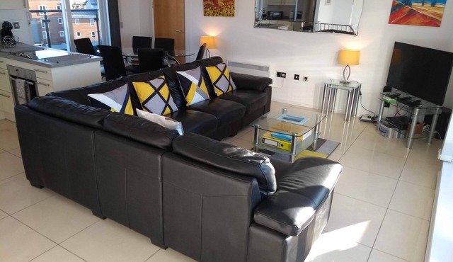 5* Self Catering Penthouse, Llanelli, Beach, Sea Views, Walks, Golf, Cycle.