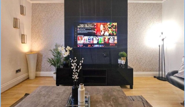 5BR Manchester Home Sleeps 14 Free Parking