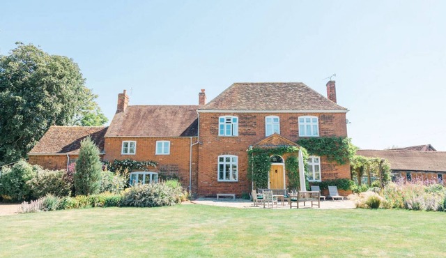 6 bedroom accommodation in Shefford