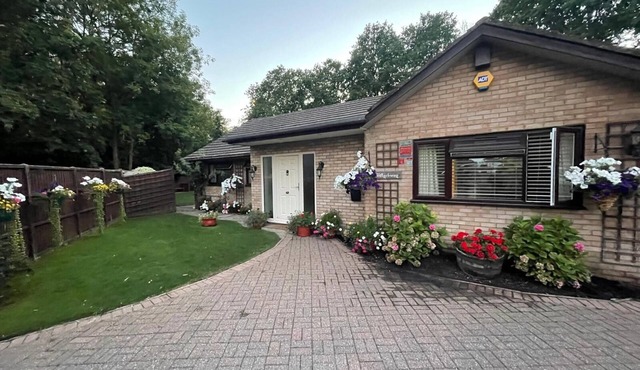 6BR lovely bungalow - Fully Furnished in Egham