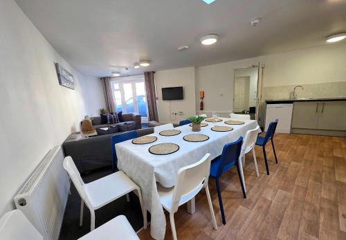 7-Bed Westbourne House - Sleeps 14 - Free Parking