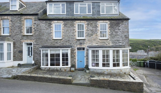 A beautiful, double-fronted terrace house situated in Port Isaac.
