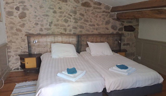 A charming bed-and-breakfast with a private terrace in Limousin Park.