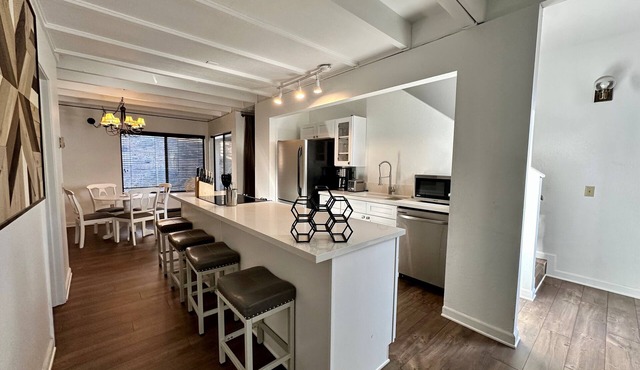 A Cozy Modern Condo, close to down town (LV213)